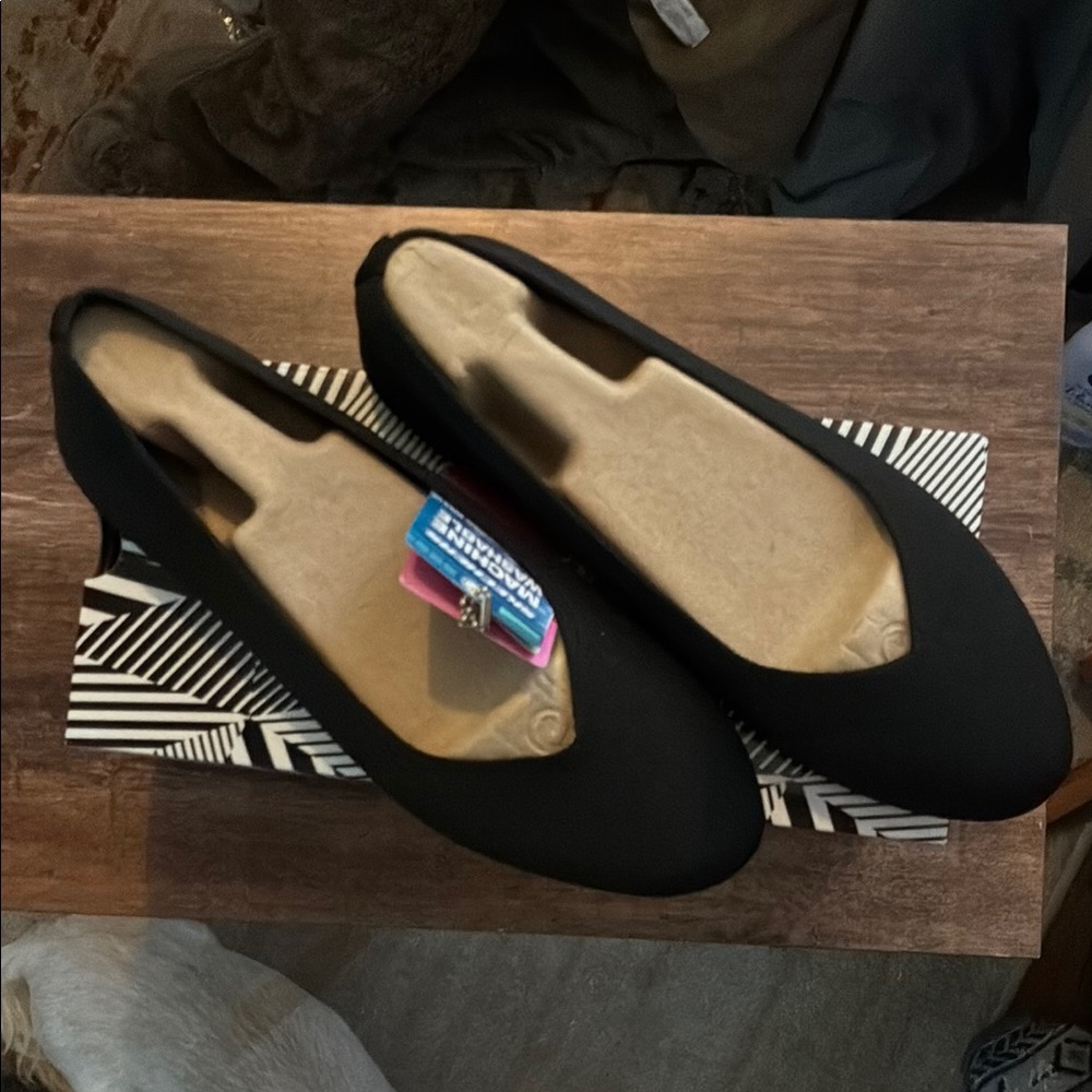 Cleo’s by Skechers